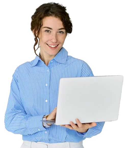 femme souriante debout avec un ordinateur